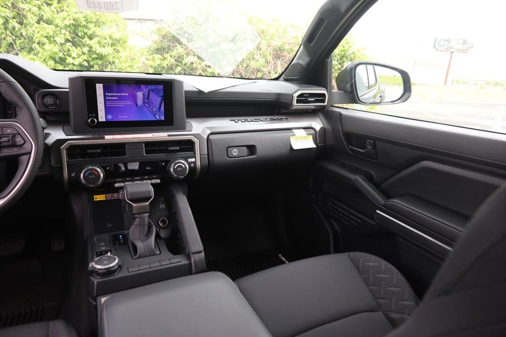 Toyota Tacoma 4WD Vehicle Full-screen Gallery Image 38