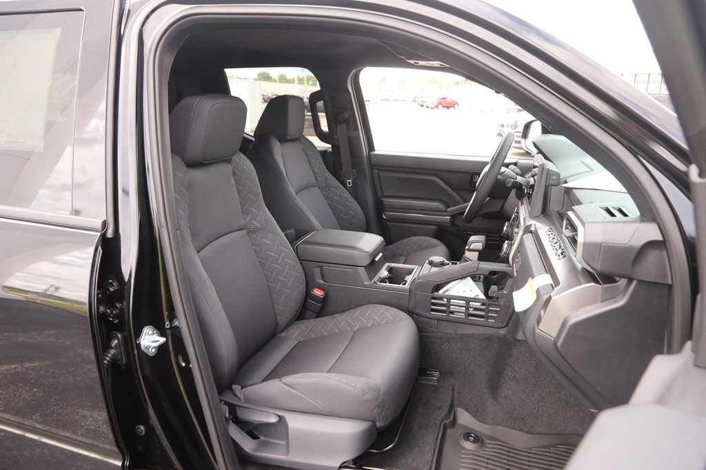 Toyota Tacoma 4WD Vehicle Full-screen Gallery Image 39