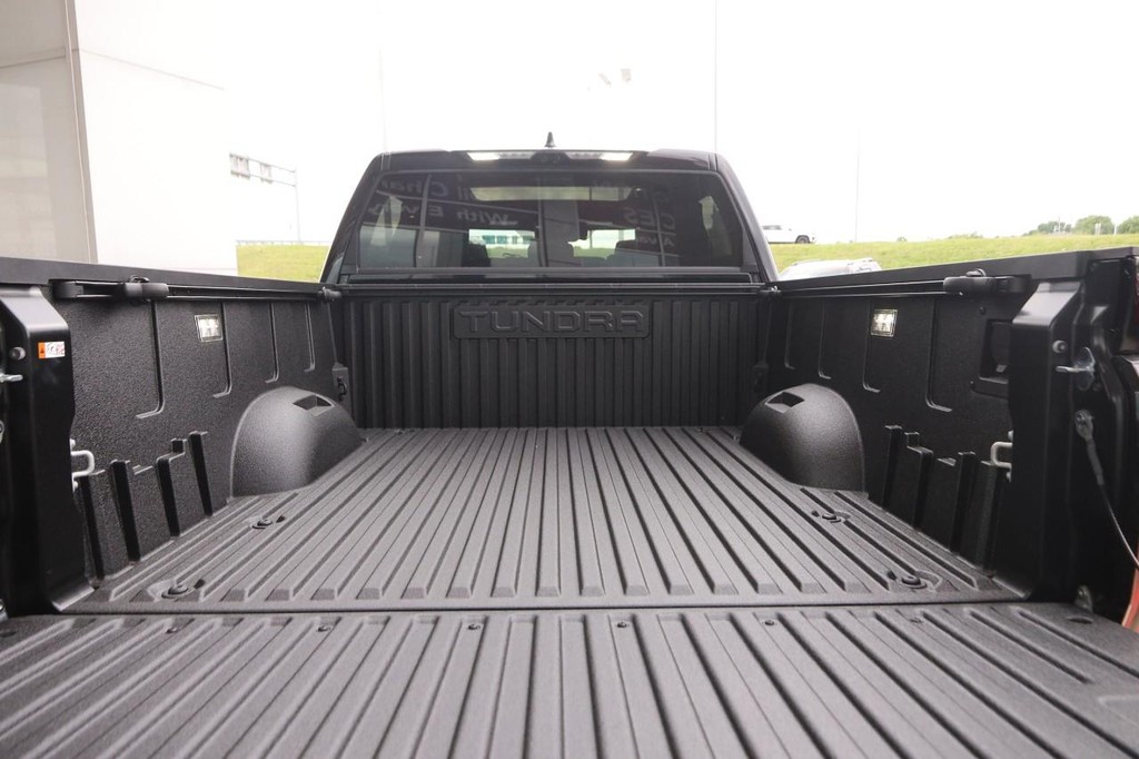 Toyota Tundra 4WD Vehicle Full-screen Gallery Image 7