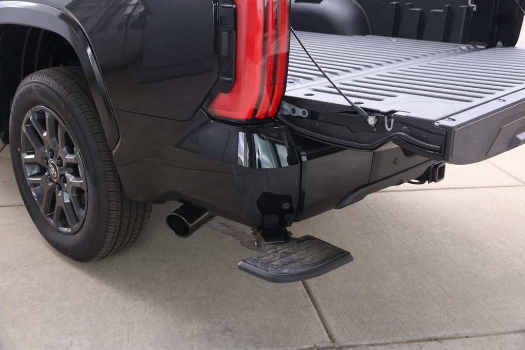 Toyota Tundra 4WD Vehicle Full-screen Gallery Image 8