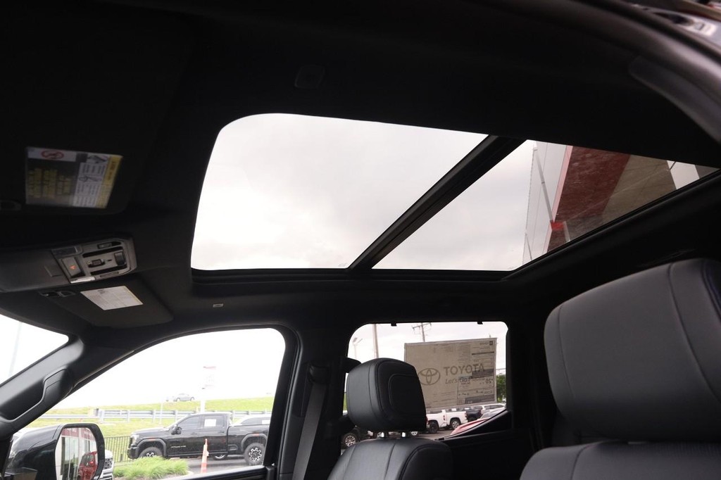 Toyota Tundra 4WD Vehicle Full-screen Gallery Image 9