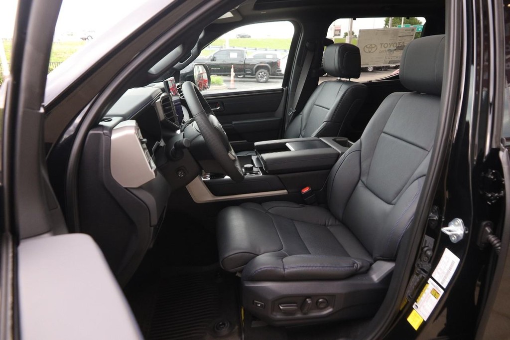 Toyota Tundra 4WD Vehicle Full-screen Gallery Image 10