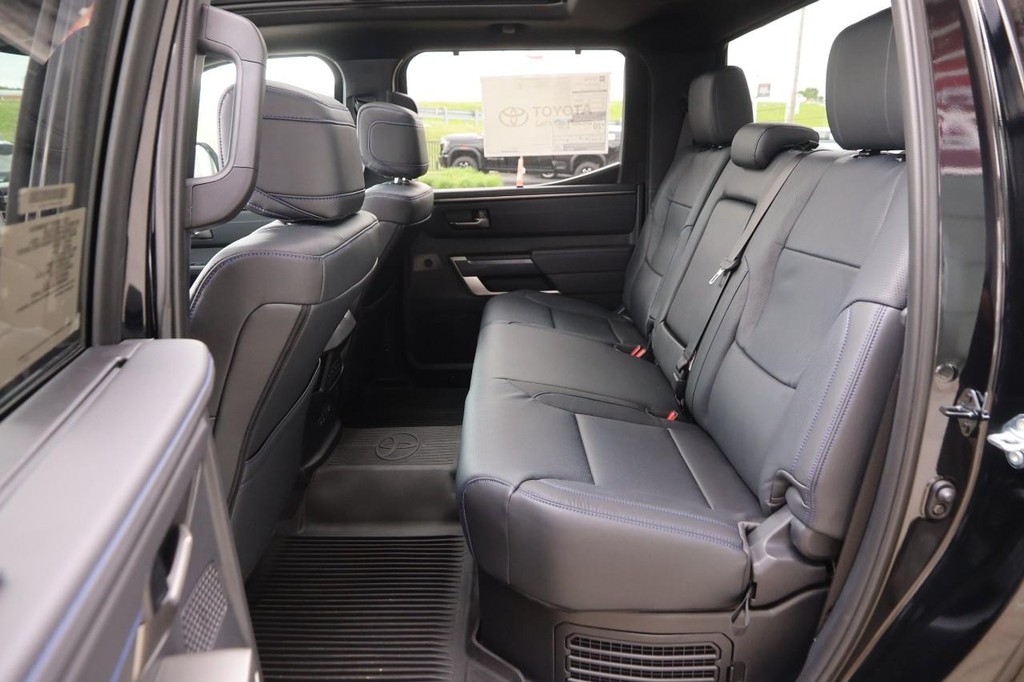 Toyota Tundra 4WD Vehicle Full-screen Gallery Image 11