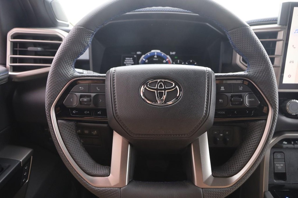 Toyota Tundra 4WD Vehicle Full-screen Gallery Image 12