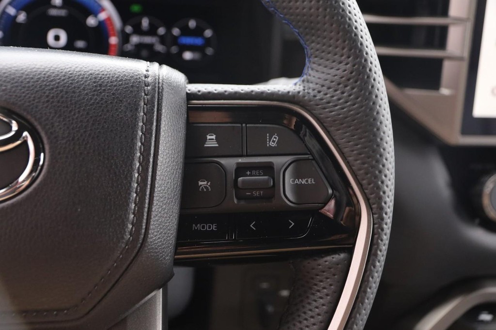 Toyota Tundra 4WD Vehicle Full-screen Gallery Image 14