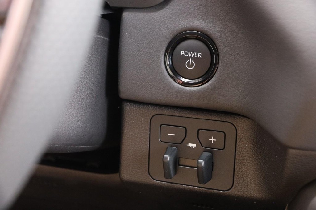 Toyota Tundra 4WD Vehicle Full-screen Gallery Image 16