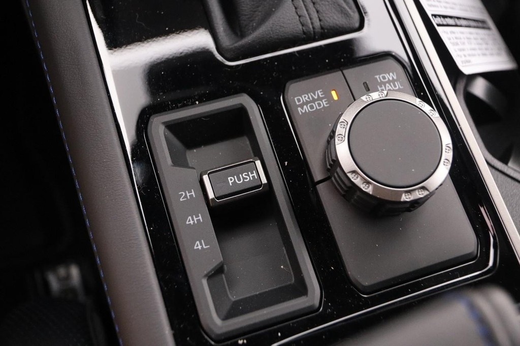 Toyota Tundra 4WD Vehicle Full-screen Gallery Image 21