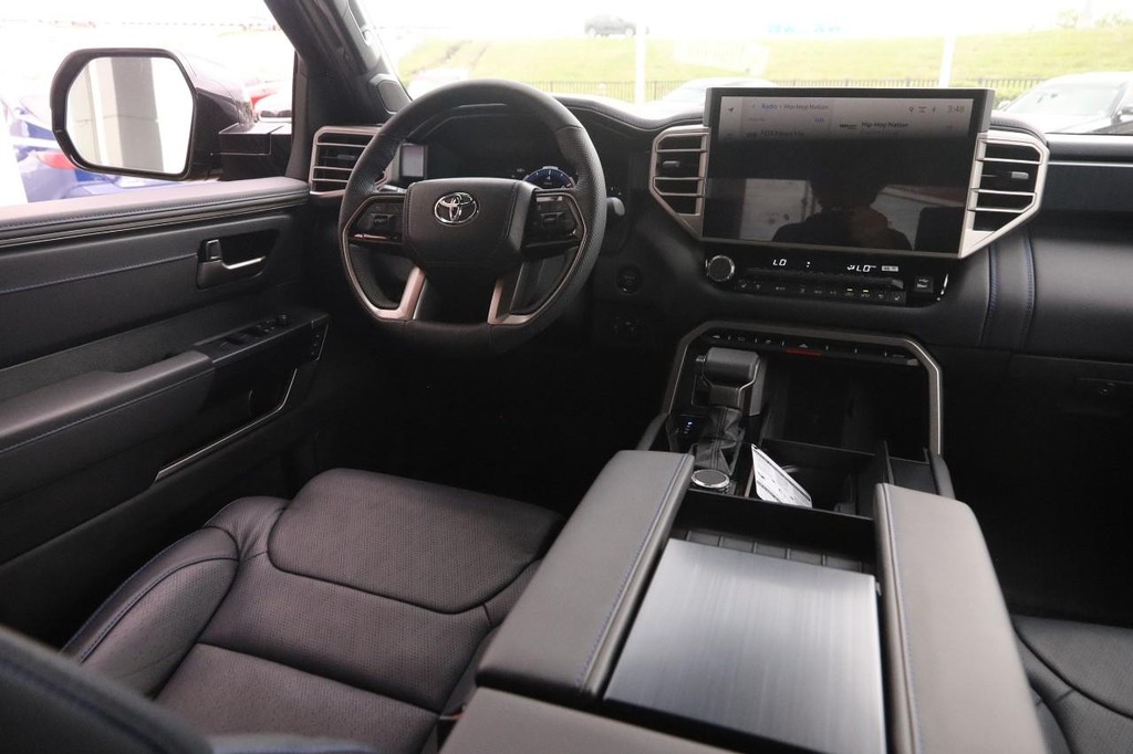 Toyota Tundra 4WD Vehicle Full-screen Gallery Image 24