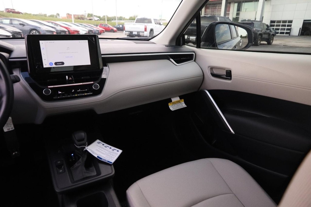 Toyota Corolla Cross Vehicle Full-screen Gallery Image 24
