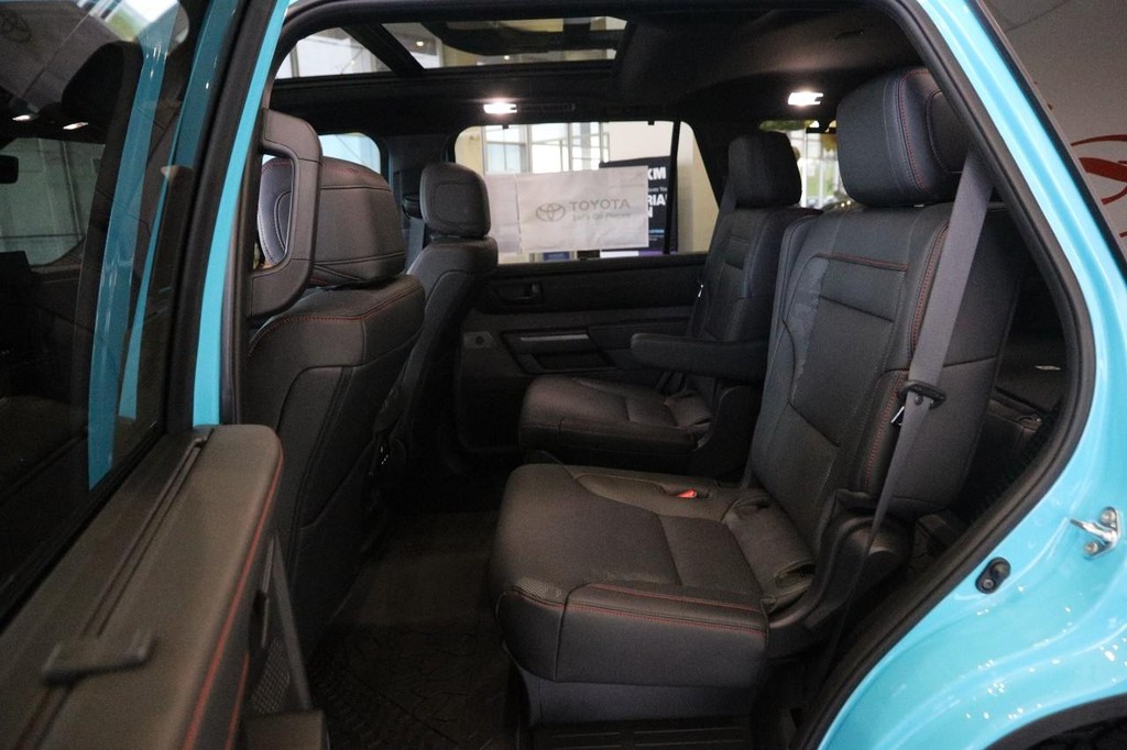 Toyota Sequoia Vehicle Full-screen Gallery Image 12