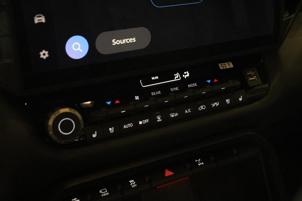 Toyota Sequoia Vehicle Full-screen Gallery Image 20