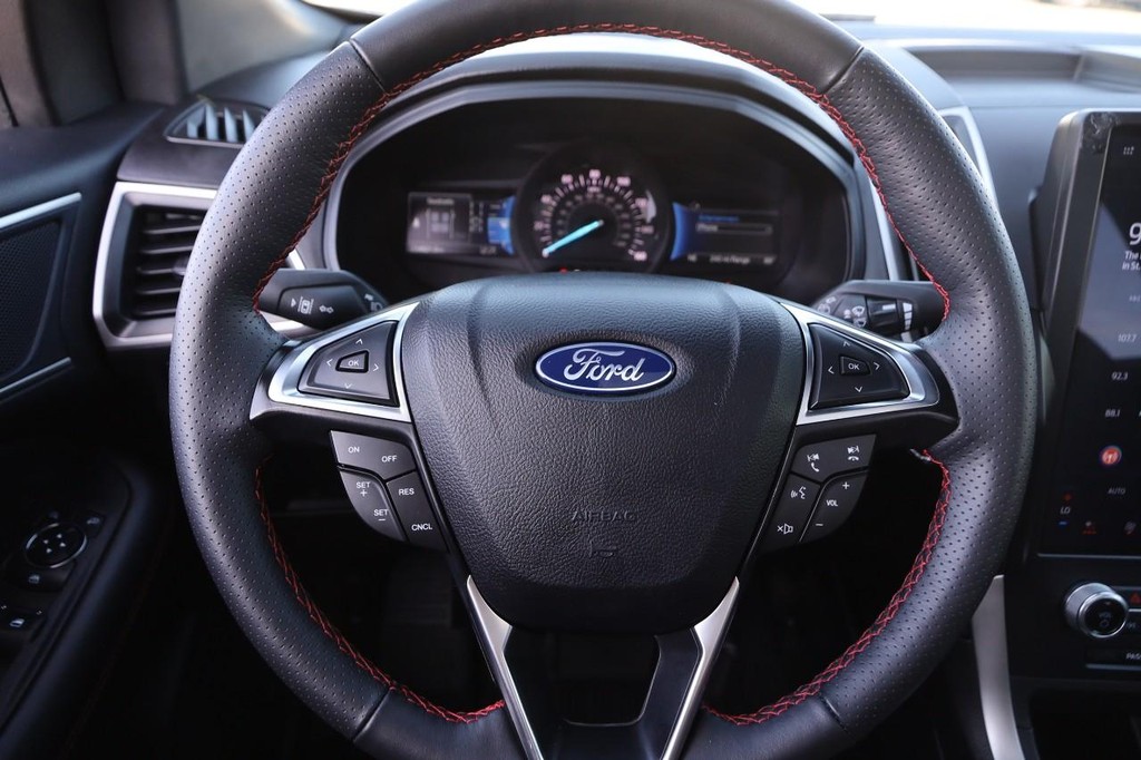 Ford Edge Vehicle Full-screen Gallery Image 12