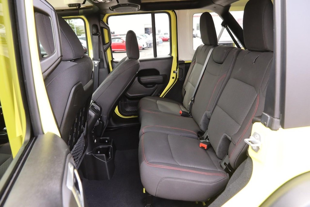Jeep Wrangler Vehicle Full-screen Gallery Image 12