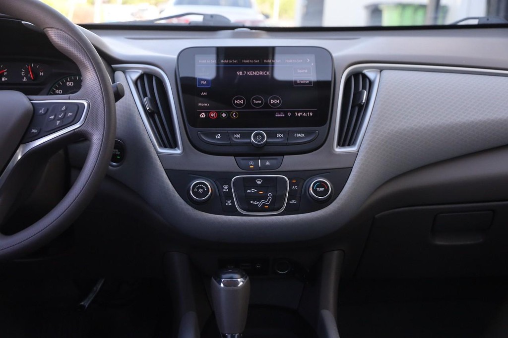 Chevrolet Malibu Vehicle Full-screen Gallery Image 23