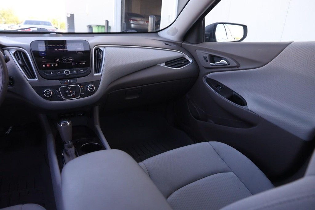Chevrolet Malibu Vehicle Full-screen Gallery Image 24