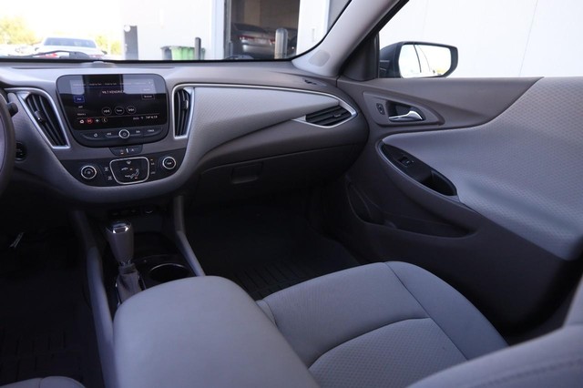 Chevrolet Malibu Vehicle Image 24