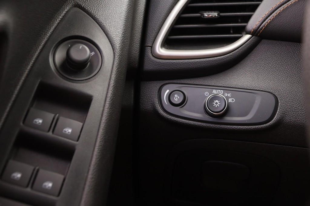 Chevrolet Trax Vehicle Full-screen Gallery Image 17