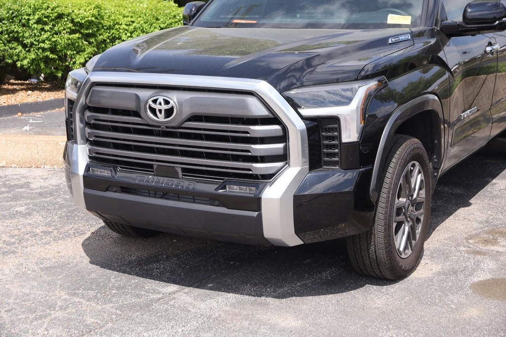 Toyota Tundra 4WD Vehicle Full-screen Gallery Image 2