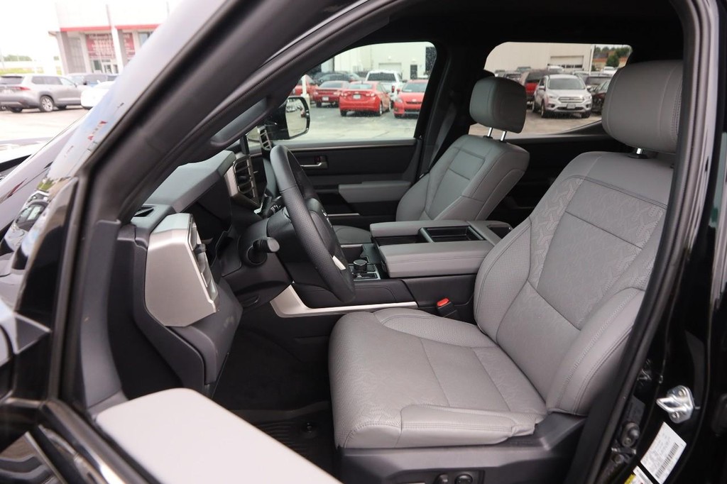 Toyota Tundra 4WD Vehicle Full-screen Gallery Image 7