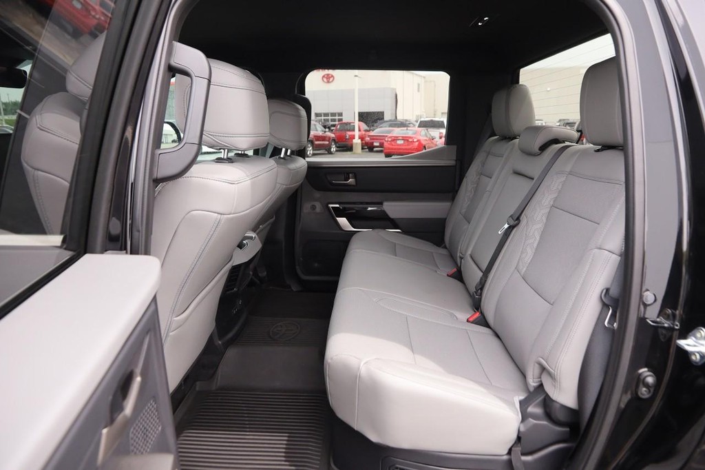 Toyota Tundra 4WD Vehicle Full-screen Gallery Image 8
