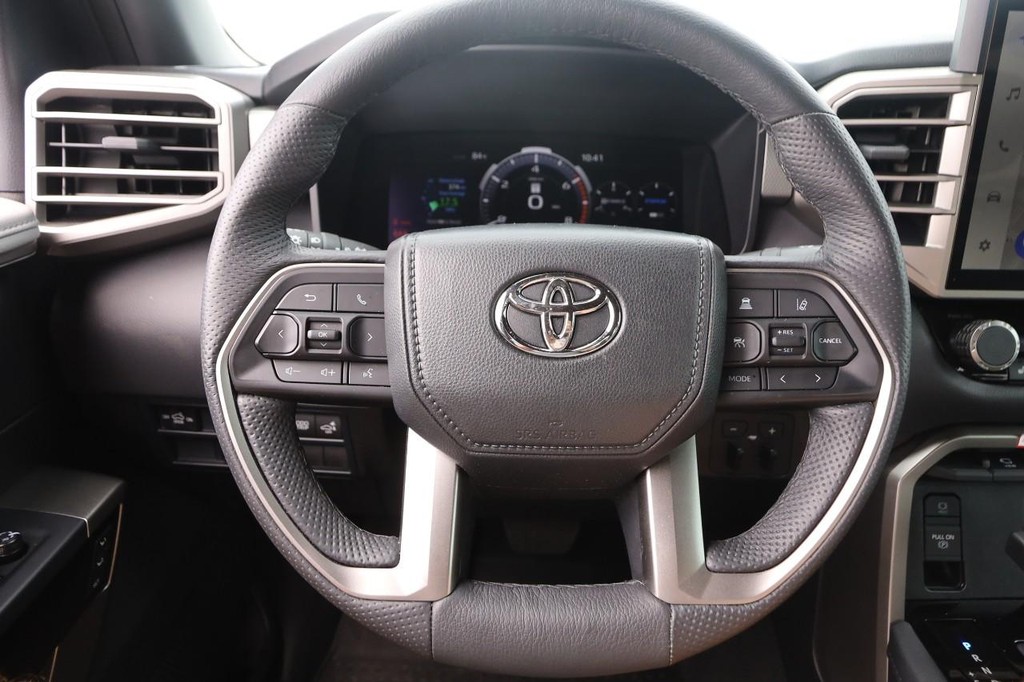 Toyota Tundra 4WD Vehicle Full-screen Gallery Image 9