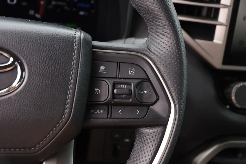 Toyota Tundra 4WD Vehicle Full-screen Gallery Image 11