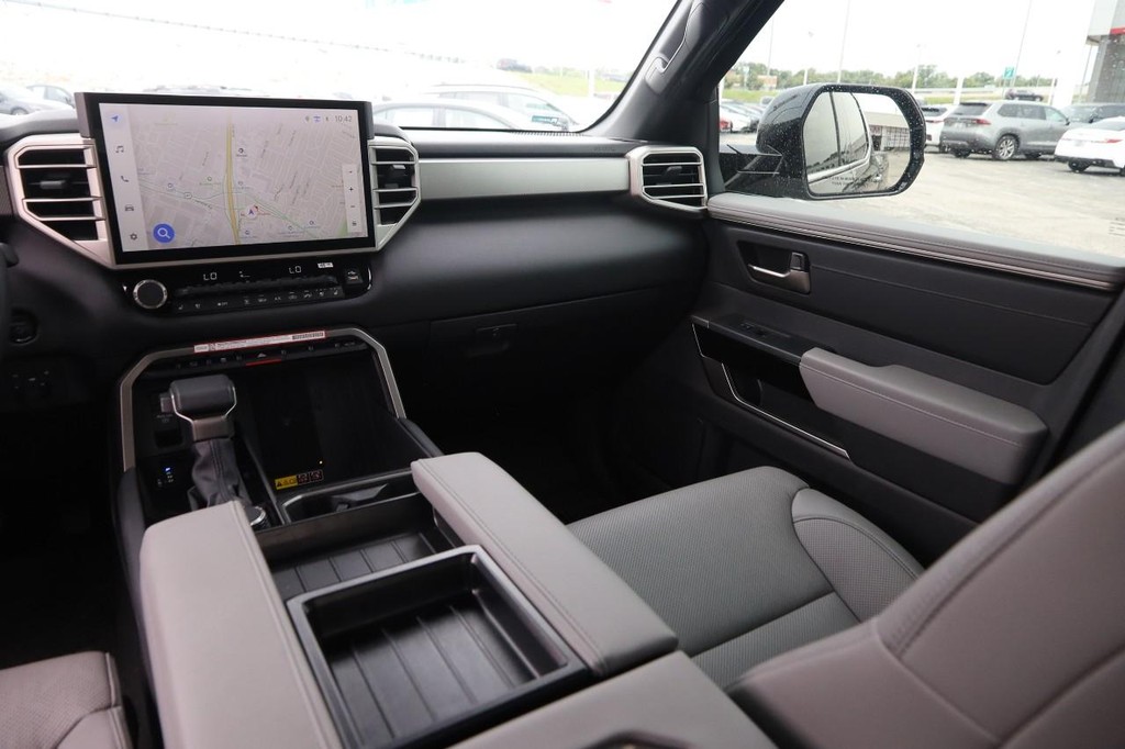 Toyota Tundra 4WD Vehicle Full-screen Gallery Image 25