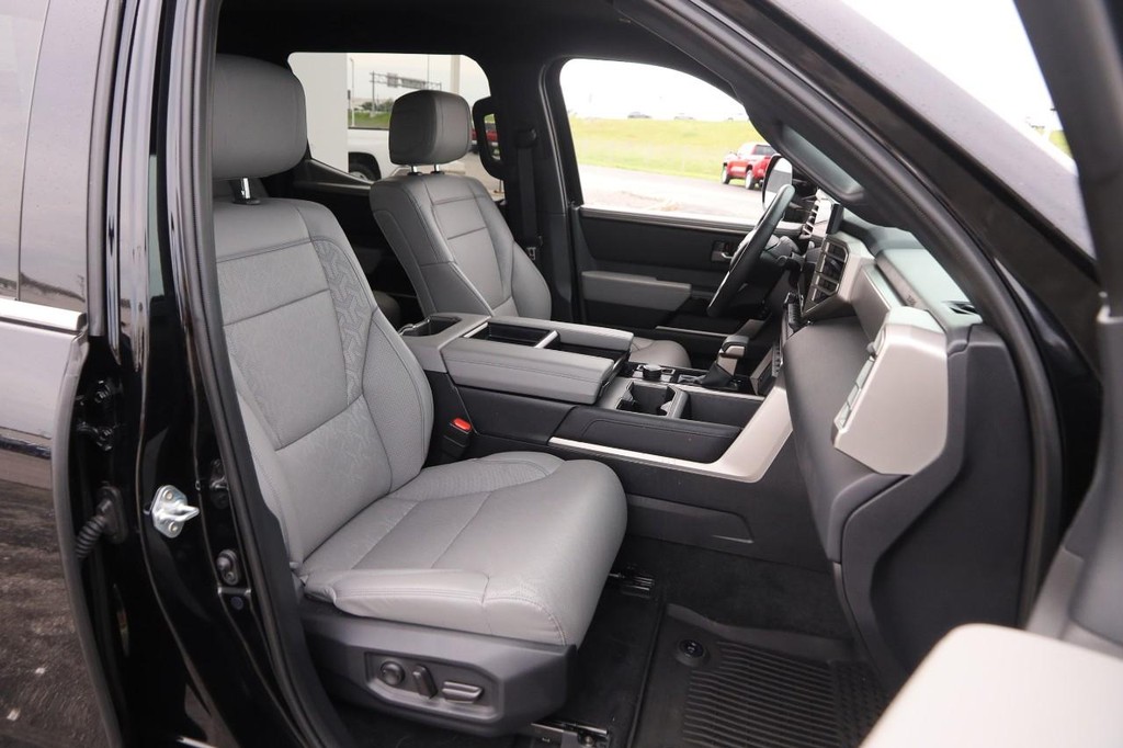 Toyota Tundra 4WD Vehicle Full-screen Gallery Image 26