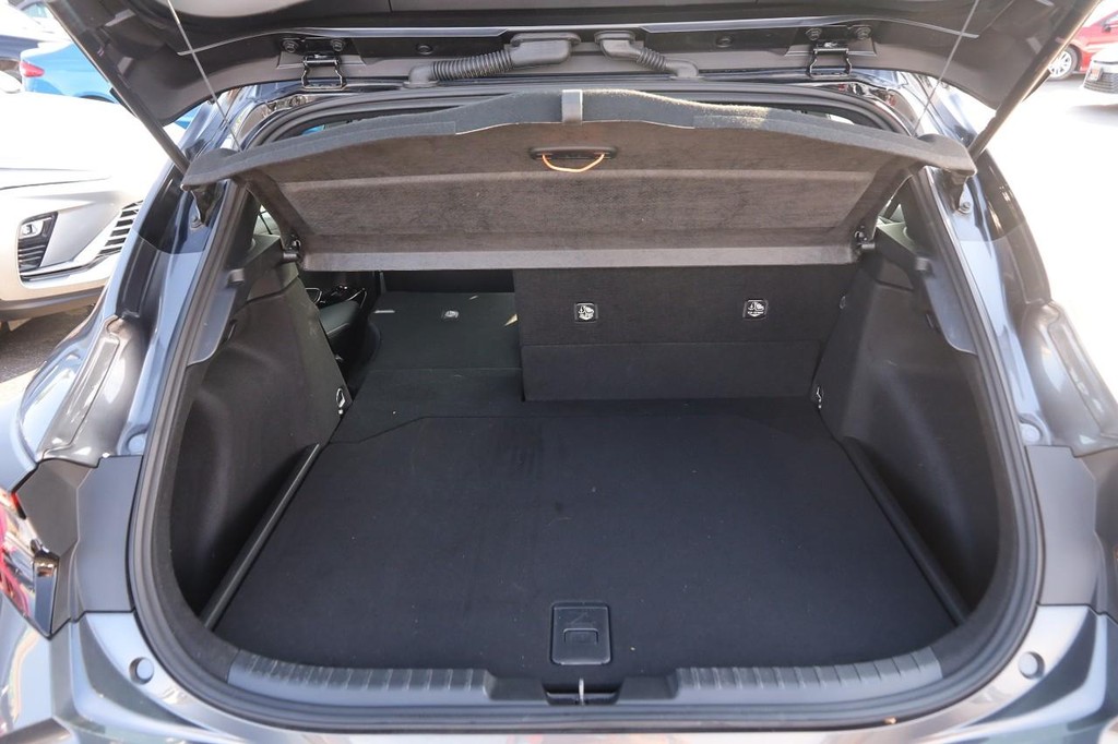 Toyota Corolla Hatchback Vehicle Full-screen Gallery Image 7