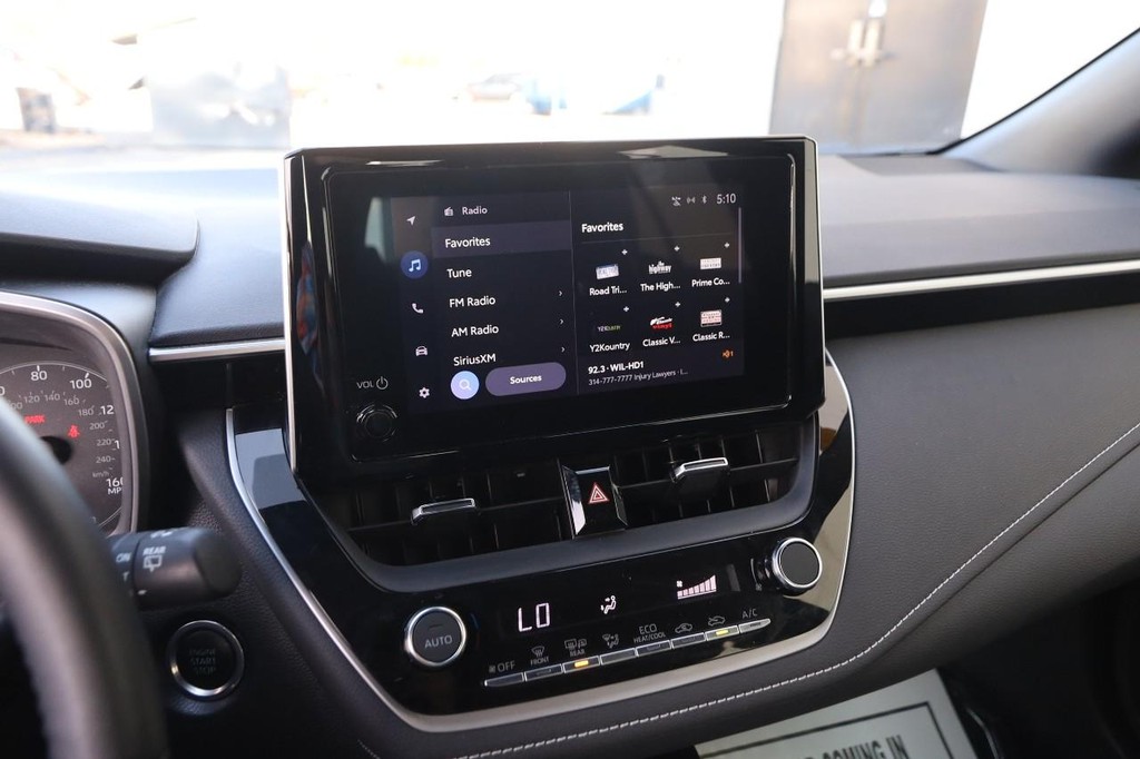 Toyota Corolla Hatchback Vehicle Full-screen Gallery Image 15