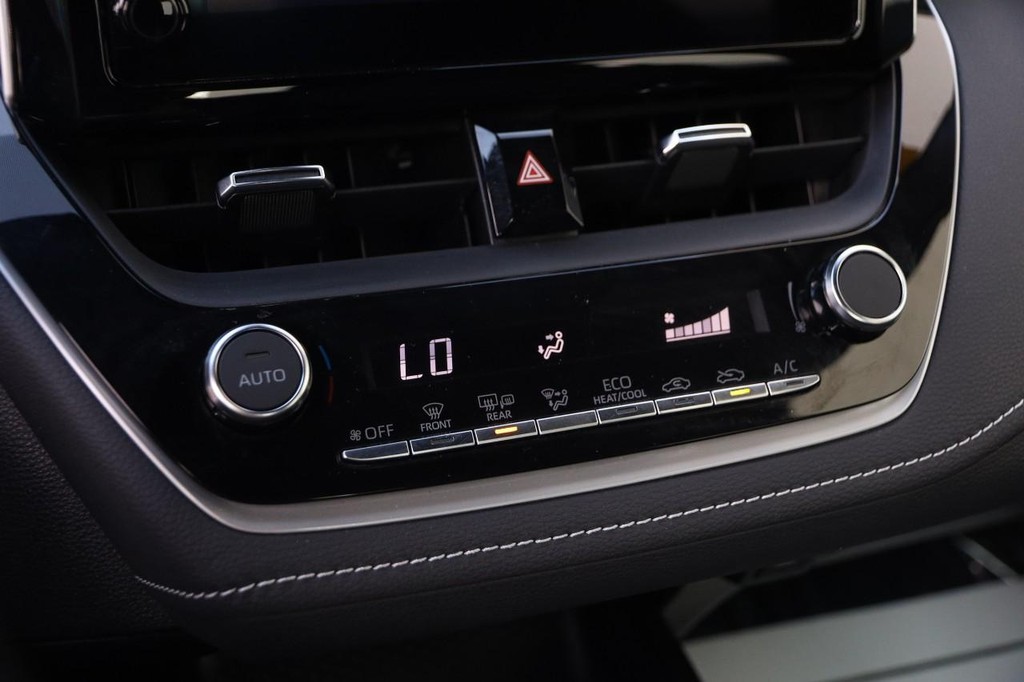 Toyota Corolla Hatchback Vehicle Full-screen Gallery Image 17