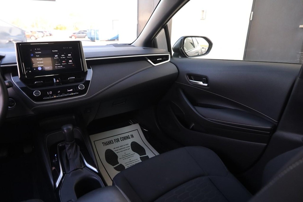 Toyota Corolla Hatchback Vehicle Full-screen Gallery Image 24