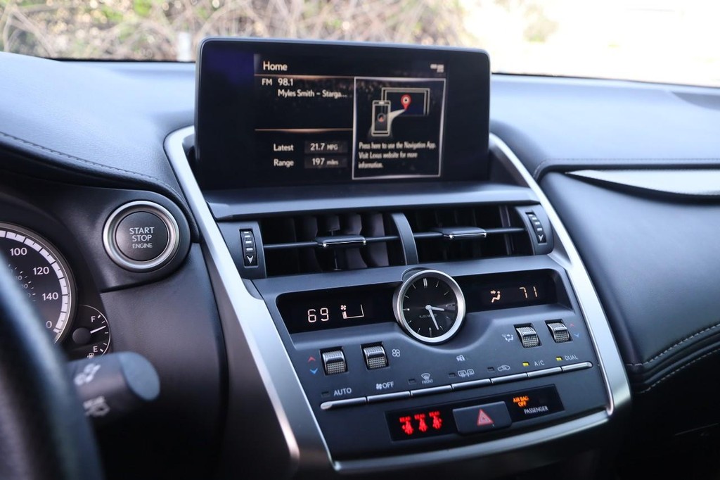 Lexus NX Vehicle Full-screen Gallery Image 15