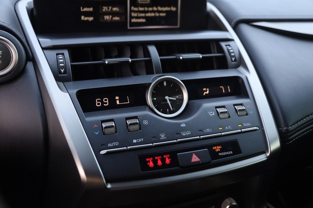 Lexus NX Vehicle Full-screen Gallery Image 17