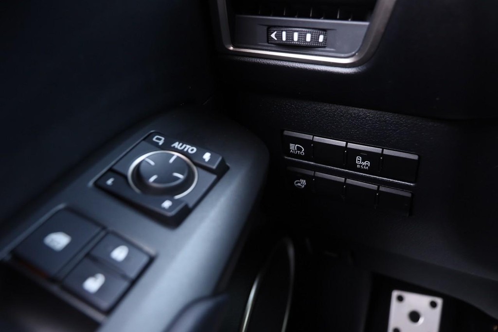 Lexus NX Vehicle Full-screen Gallery Image 20