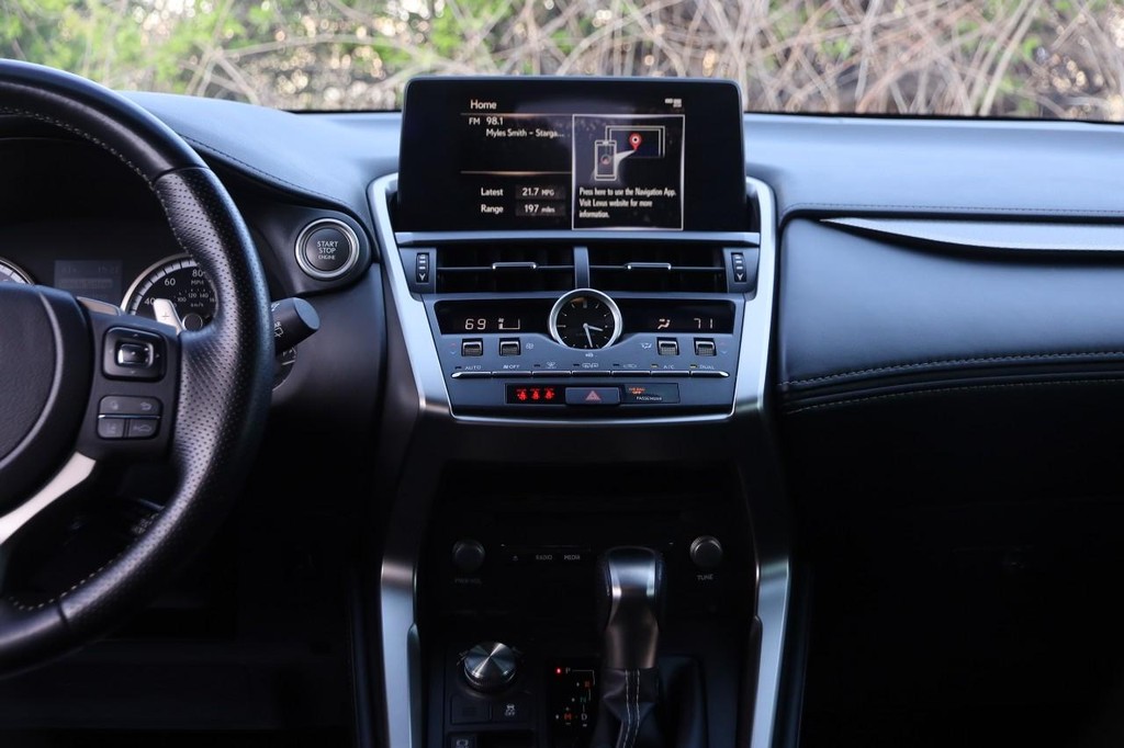 Lexus NX Vehicle Full-screen Gallery Image 24