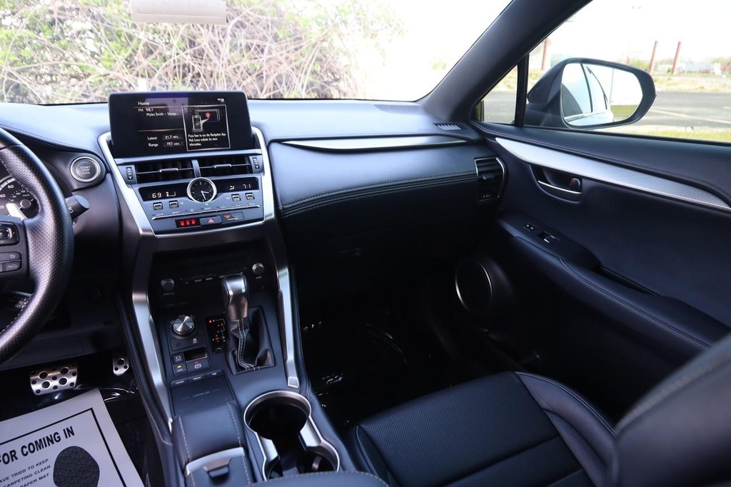 Lexus NX Vehicle Full-screen Gallery Image 25