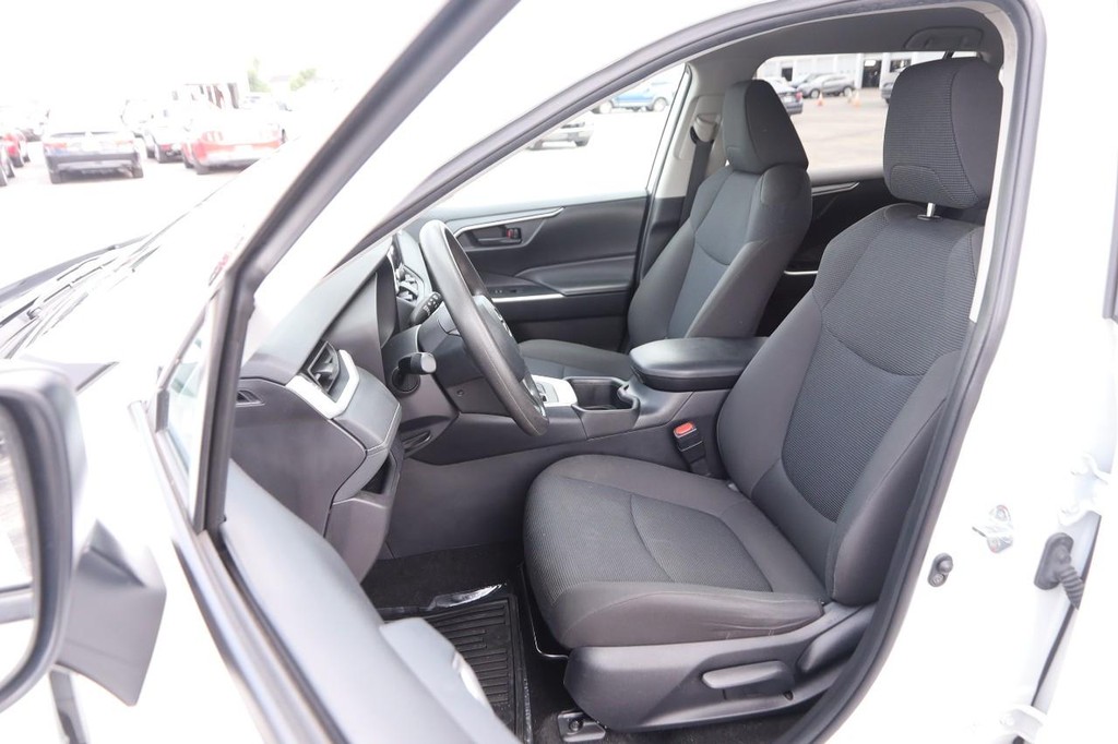 Toyota RAV4 Vehicle Full-screen Gallery Image 8