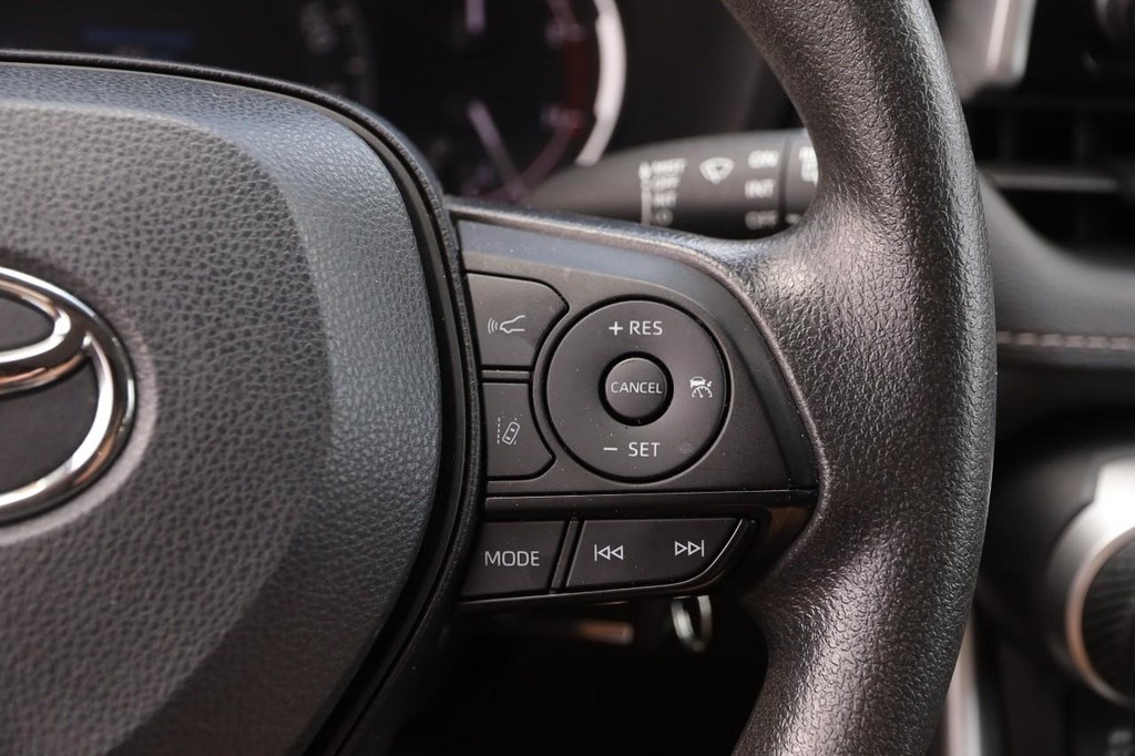 Toyota RAV4 Vehicle Full-screen Gallery Image 12