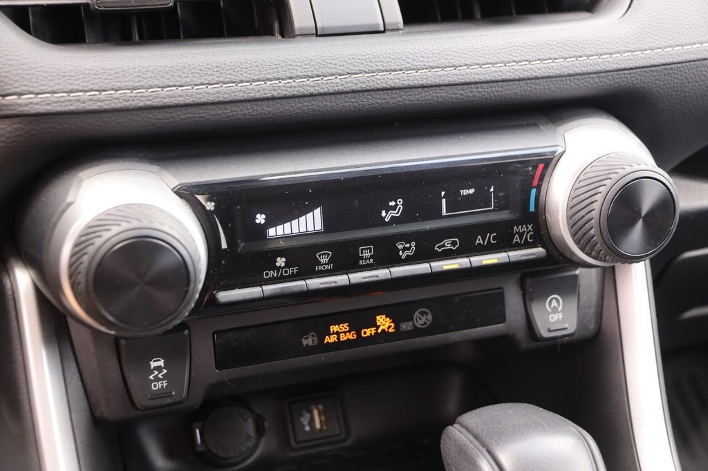 Toyota RAV4 Vehicle Full-screen Gallery Image 16
