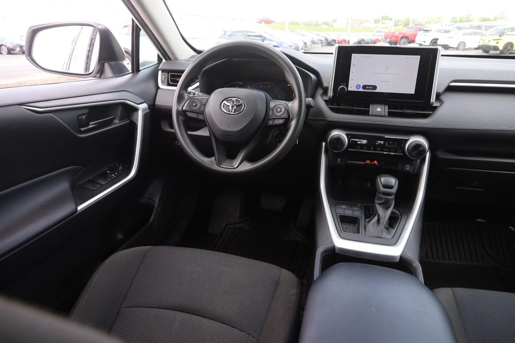 Toyota RAV4 Vehicle Full-screen Gallery Image 20