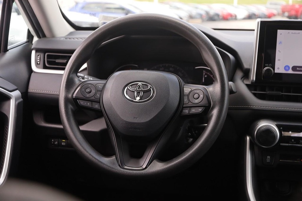 Toyota RAV4 Vehicle Full-screen Gallery Image 21