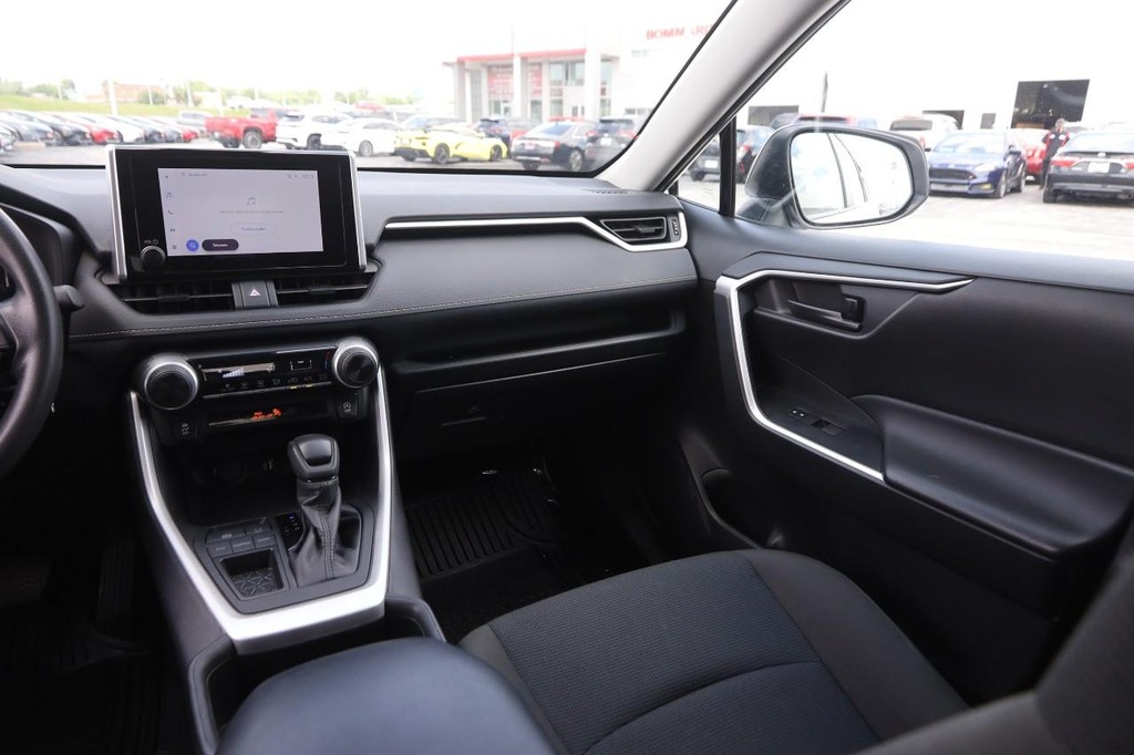 Toyota RAV4 Vehicle Full-screen Gallery Image 23