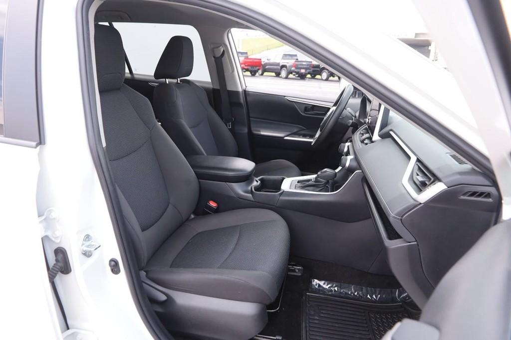 Toyota RAV4 Vehicle Full-screen Gallery Image 24