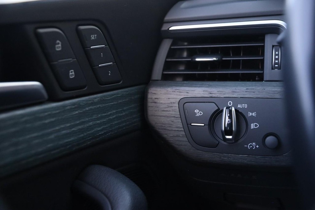 Audi A5 Coupe Vehicle Full-screen Gallery Image 22