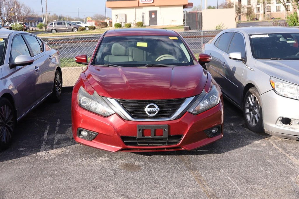 Nissan Altima Vehicle Full-screen Gallery Image 3