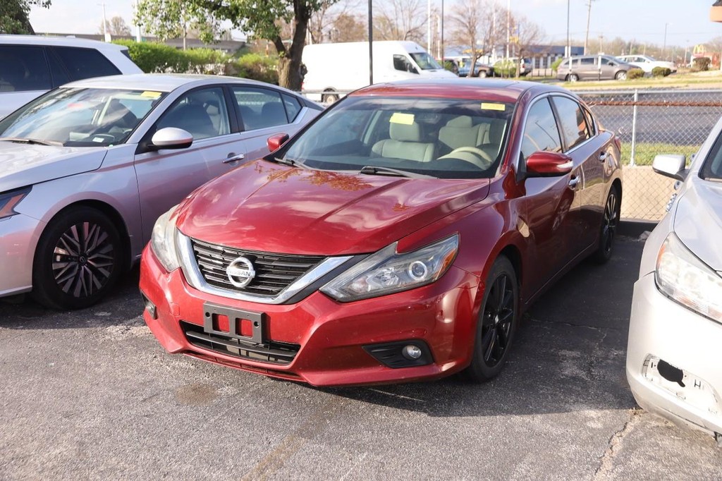Nissan Altima Vehicle Full-screen Gallery Image 4