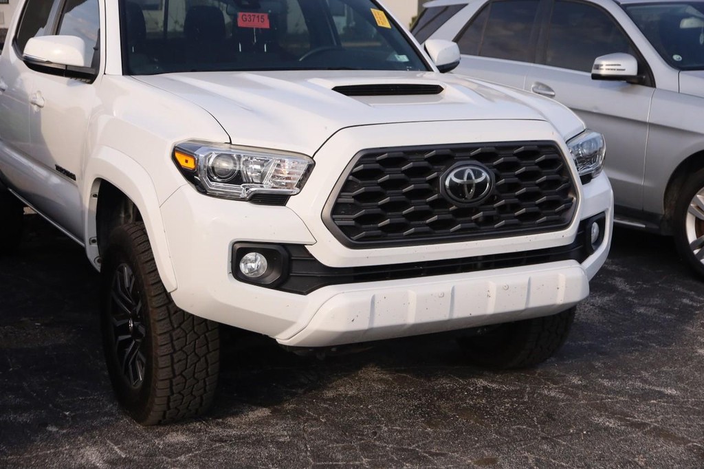 Toyota Tacoma 4WD Vehicle Full-screen Gallery Image 2