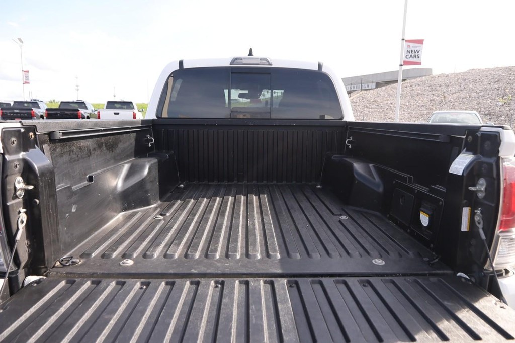 Toyota Tacoma 4WD Vehicle Full-screen Gallery Image 7