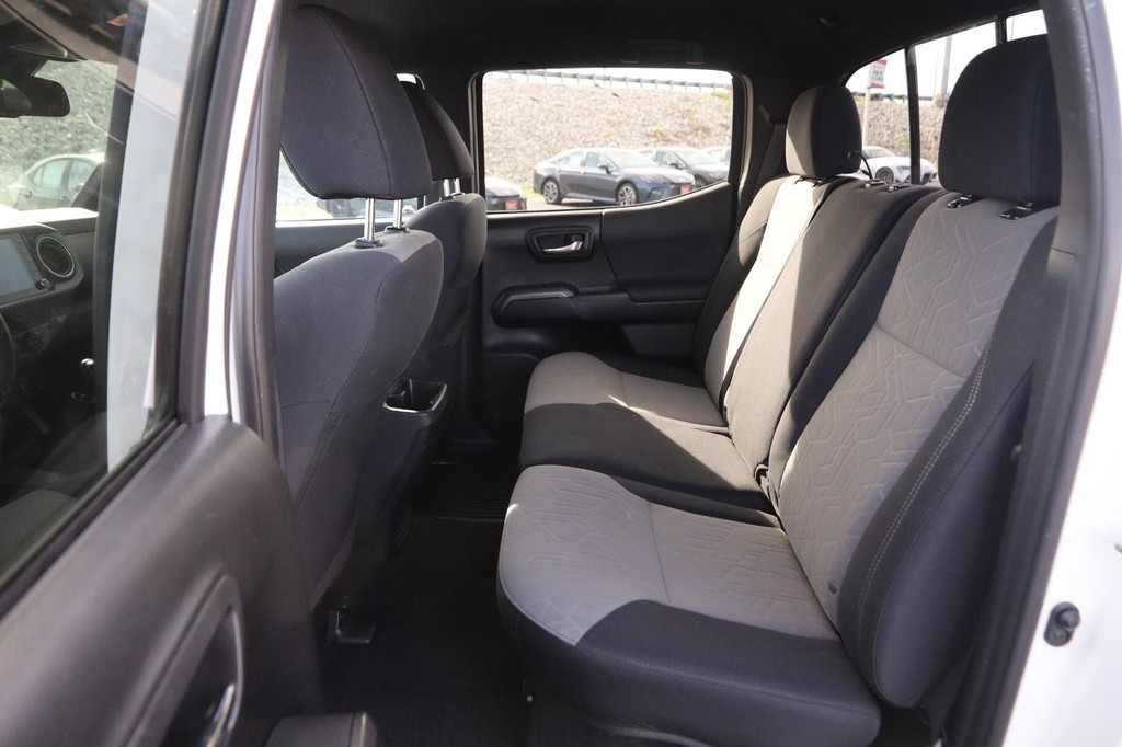 Toyota Tacoma 4WD Vehicle Full-screen Gallery Image 9